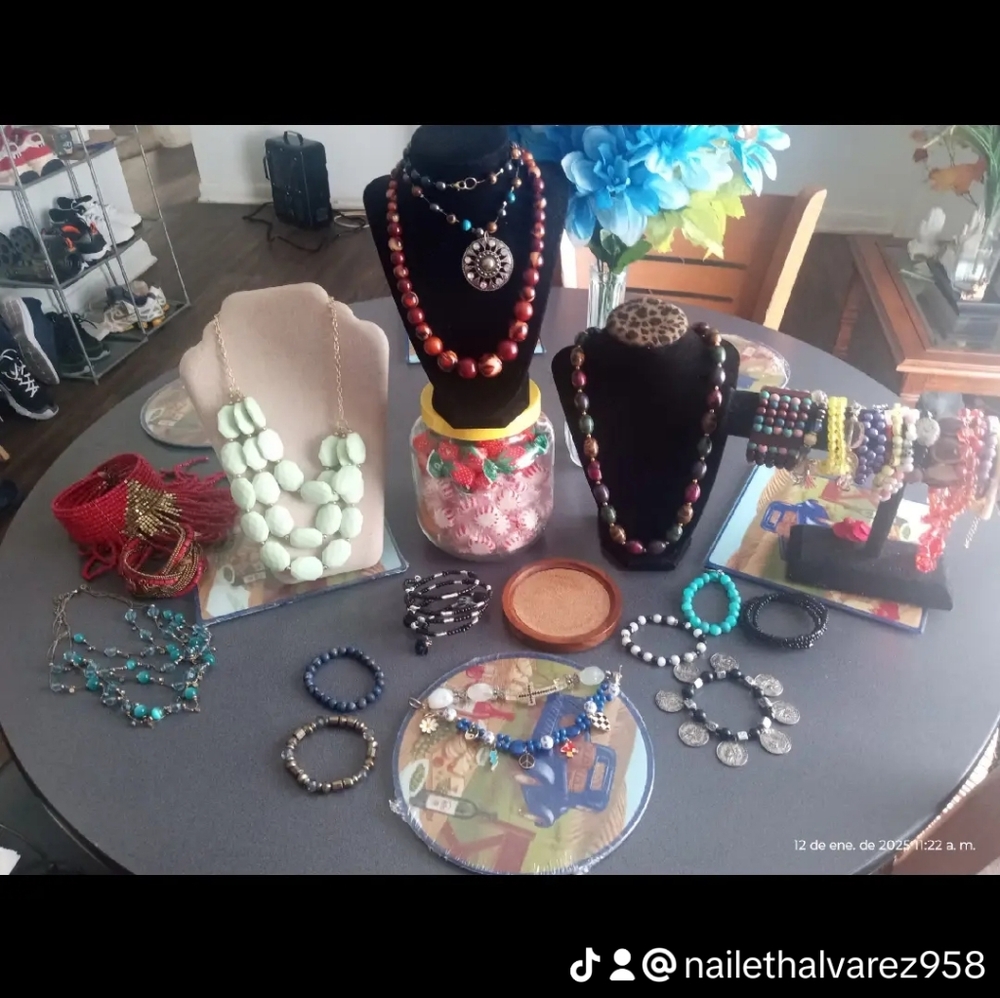 Barios juegos de collar pulceras